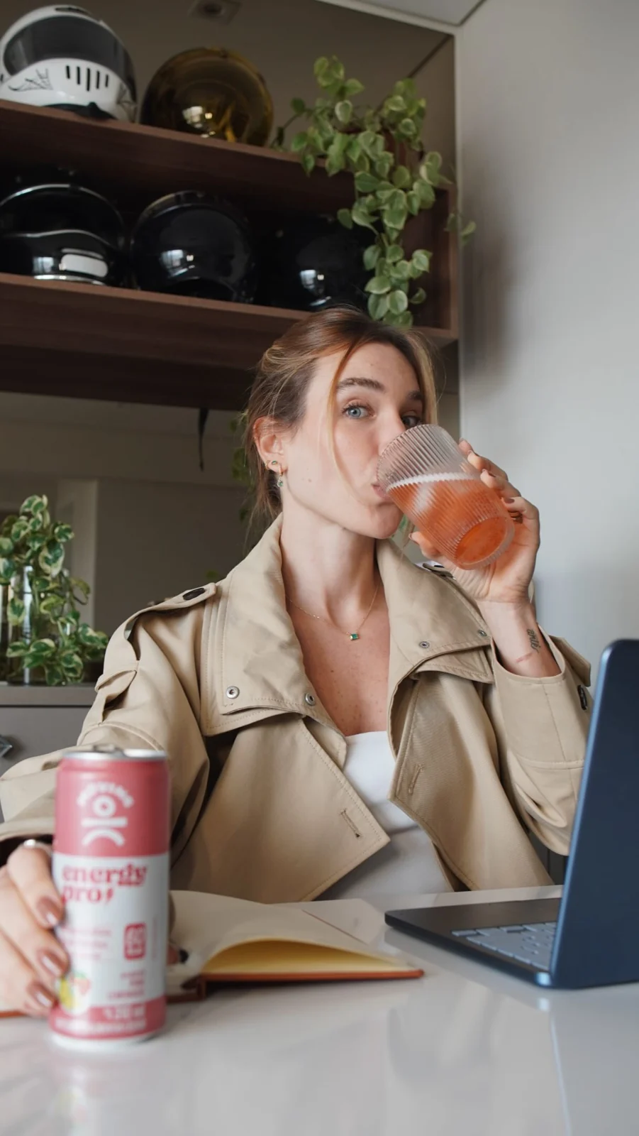 Marcela Fetter com Energy PRO Pink Lemonade em sua rotina de trabalho